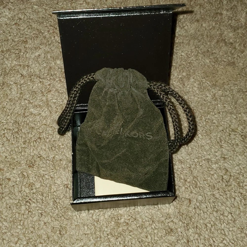 MKors double ring comes with pouch and bg size 8 - Picture 5 of 11